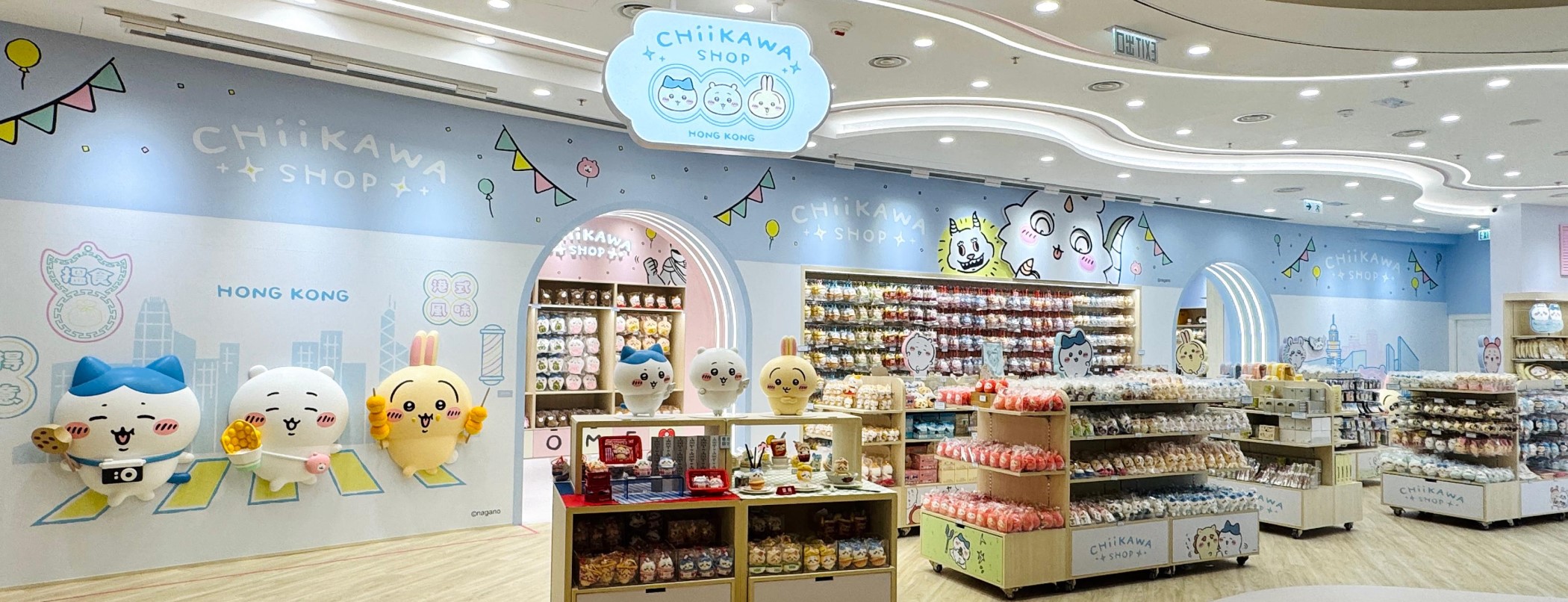 香港・旺角 MOKO の CHIIKAWA SHOP in HONG KONG の店先。水色の壁に店名があり、ハチワレ・ちいかわ・うさぎの像とグッズの棚が並ぶ